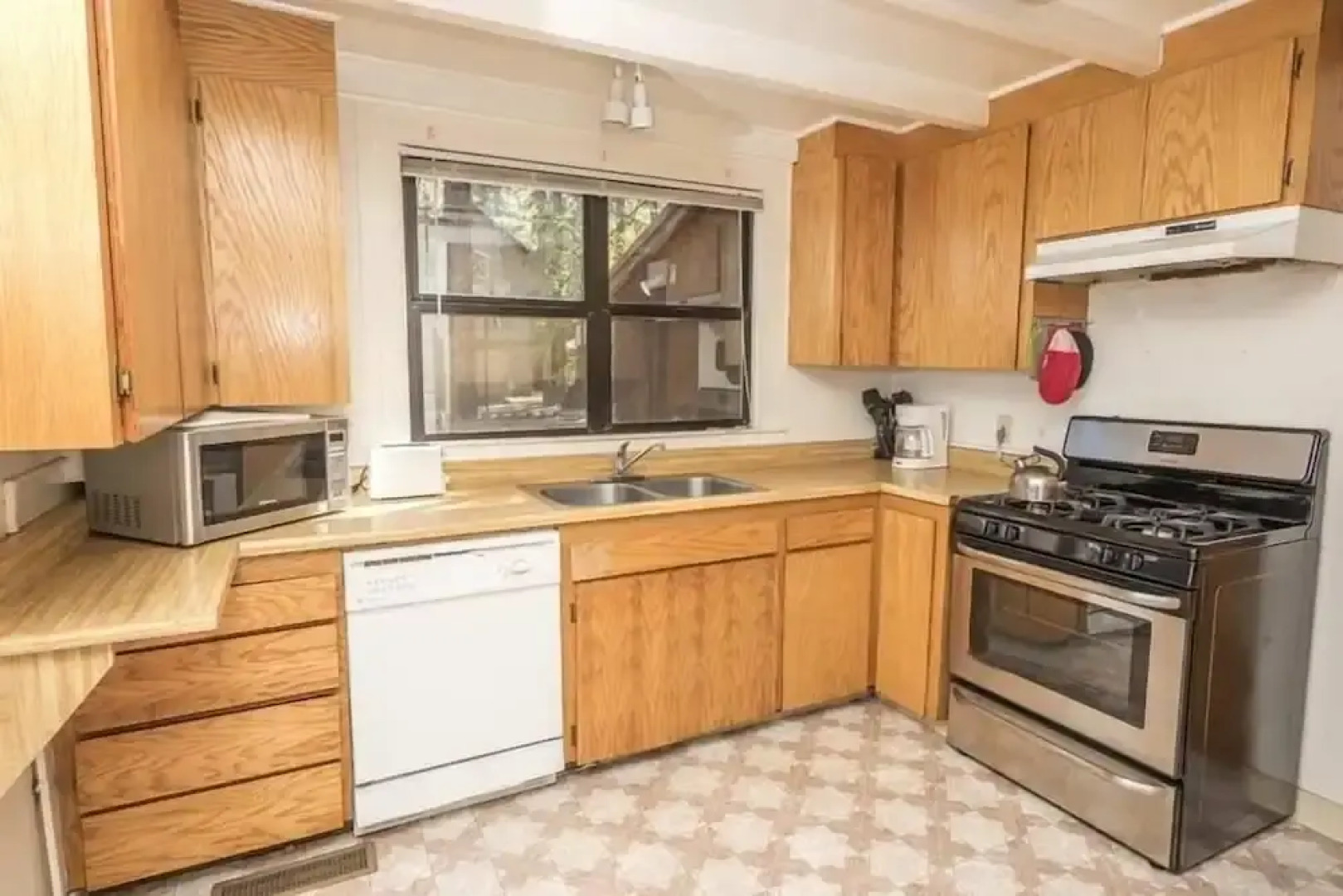 3195 Pasadena Avenue 6 Bedroom Home by RedAwning