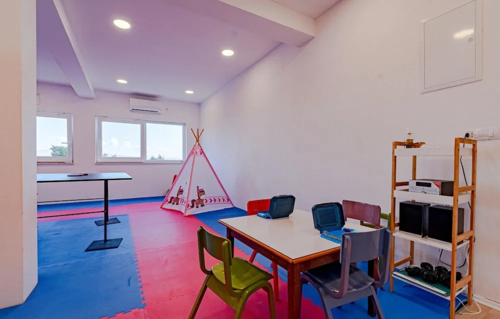 Beautiful Home in Zrnovo With 4 Bedrooms, Wifi and Outdoor Swimming Pool