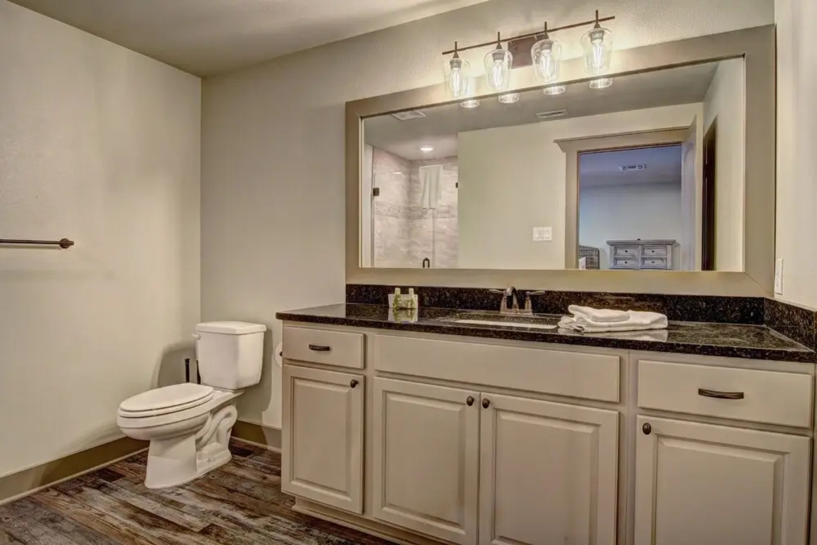 Flat's B - 3 Br Cottage