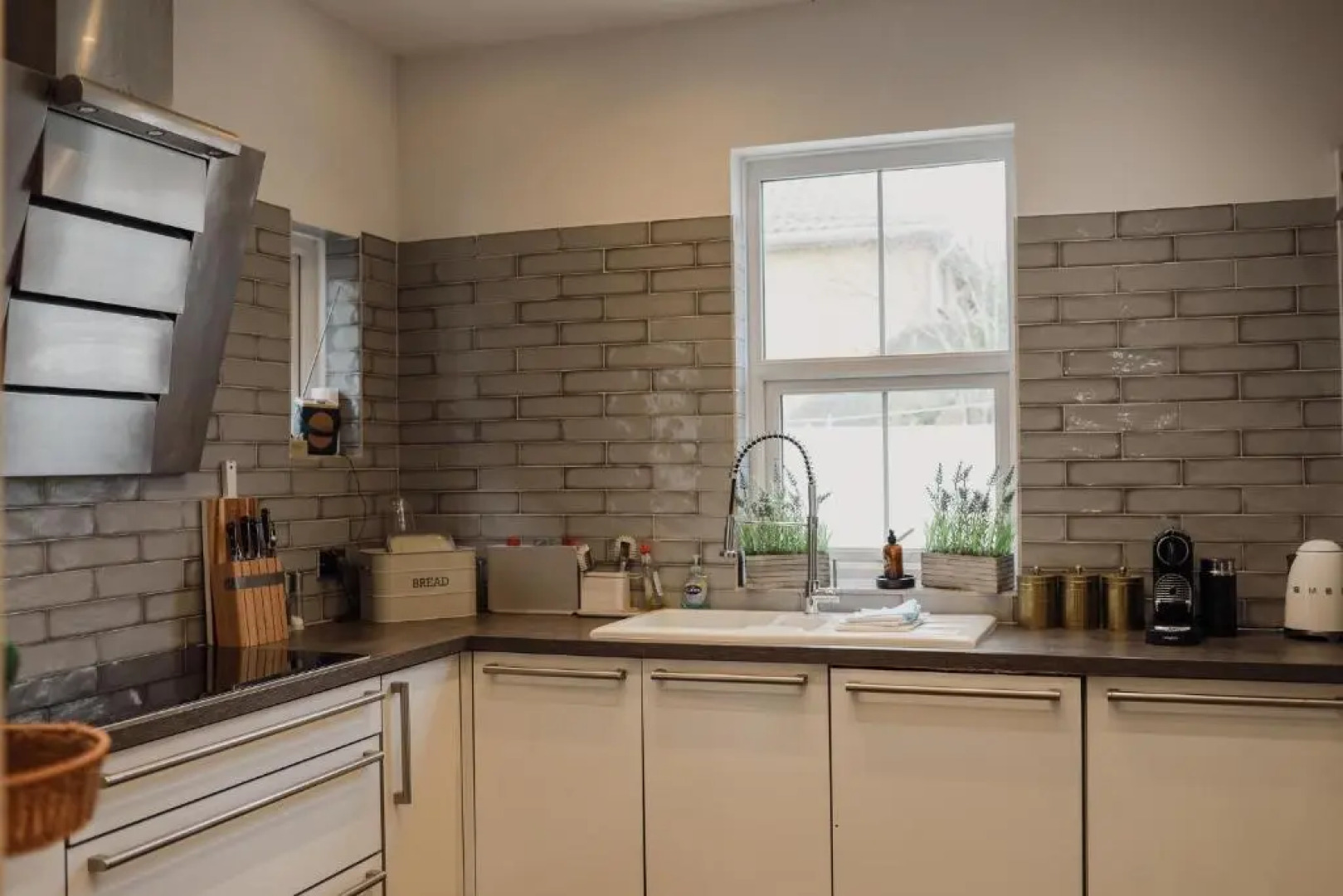 Beautiful Beach House with 4 Bedrooms and Hot-Tub