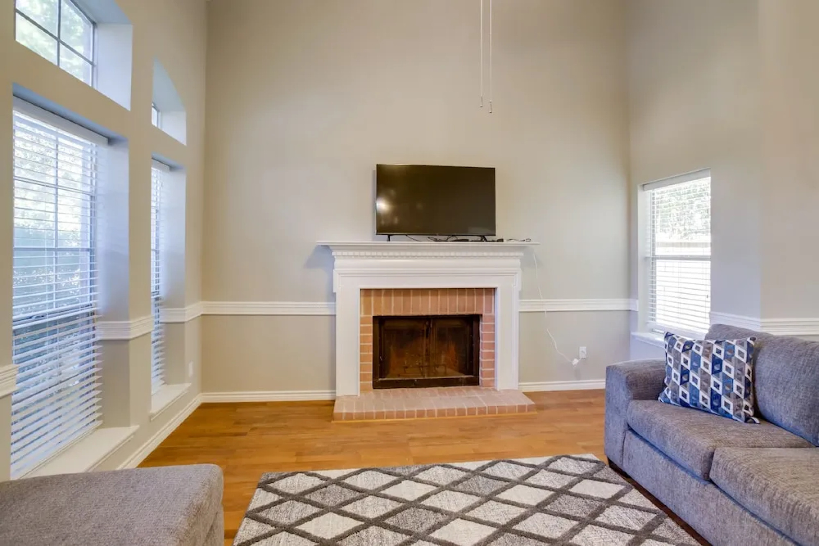 Minimalist Spring Vacation Rental w/ Fireplace
