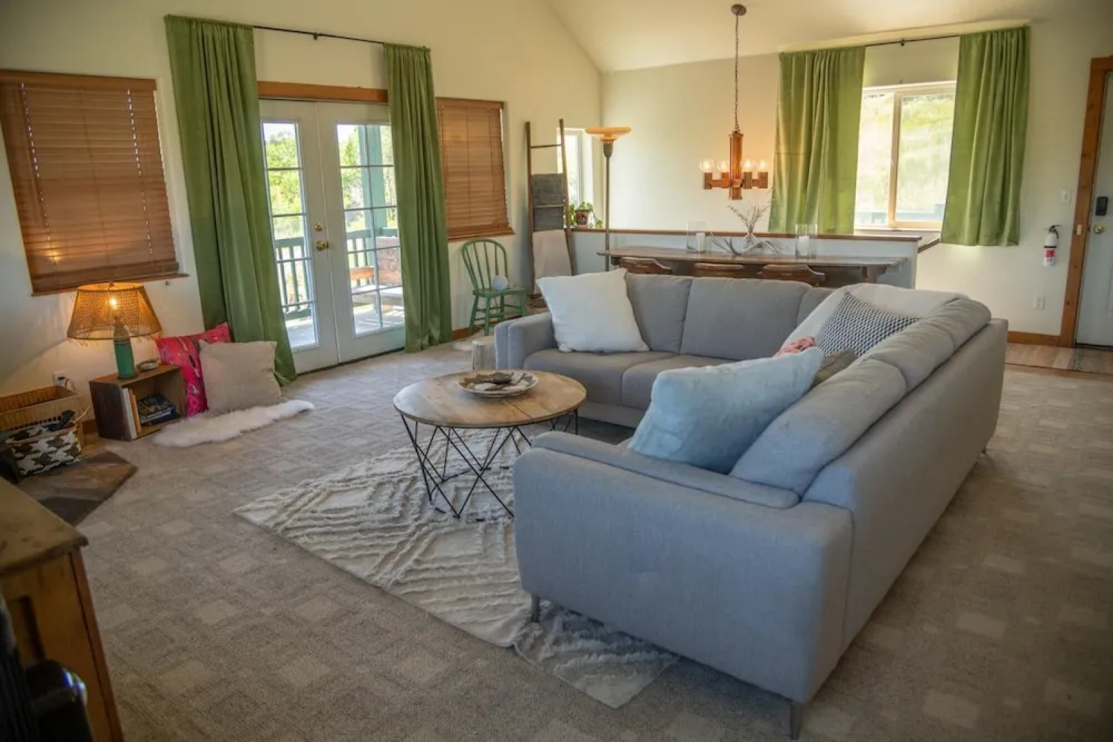 Pet Friendly Downtown Green Cabin Haven