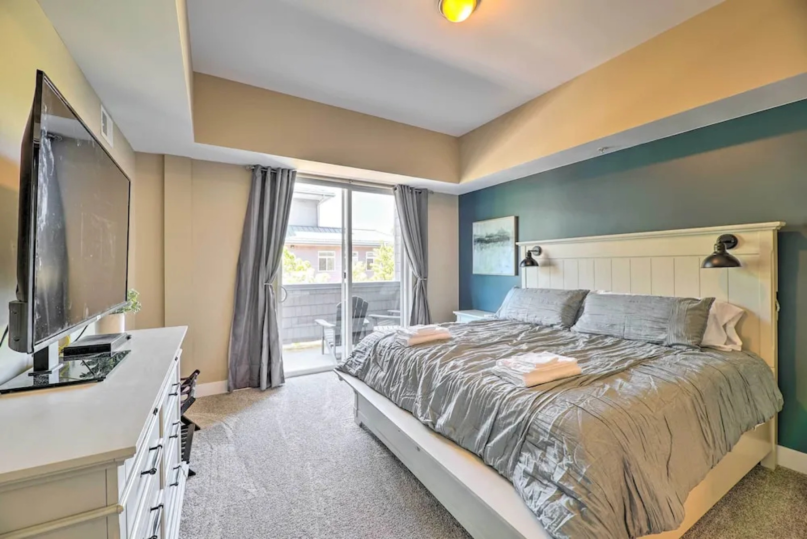 Grand Haven Condo - Walk to Nearby Hot Spots!