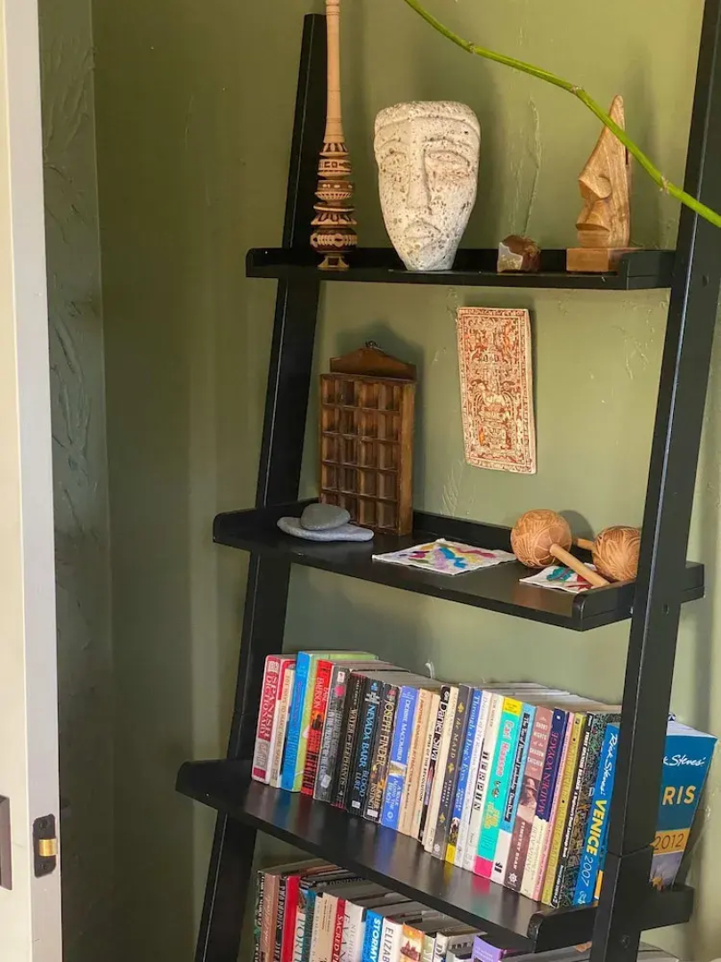 Upstairs at Thevictorian - Lush Walkable and Dog-friendly Retreat - Steps From Downtown Bellingham