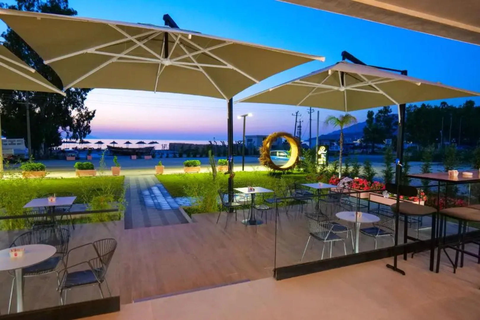 The Peak Hotel & Lounge