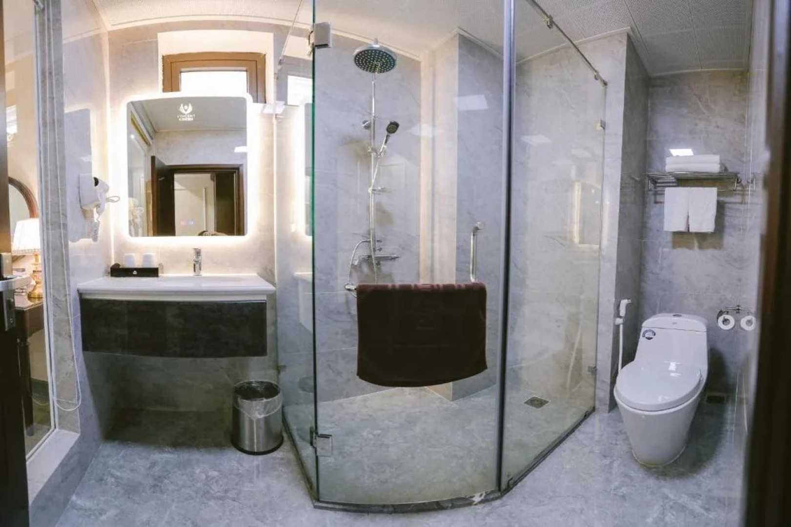 Vincent Halong Hotel