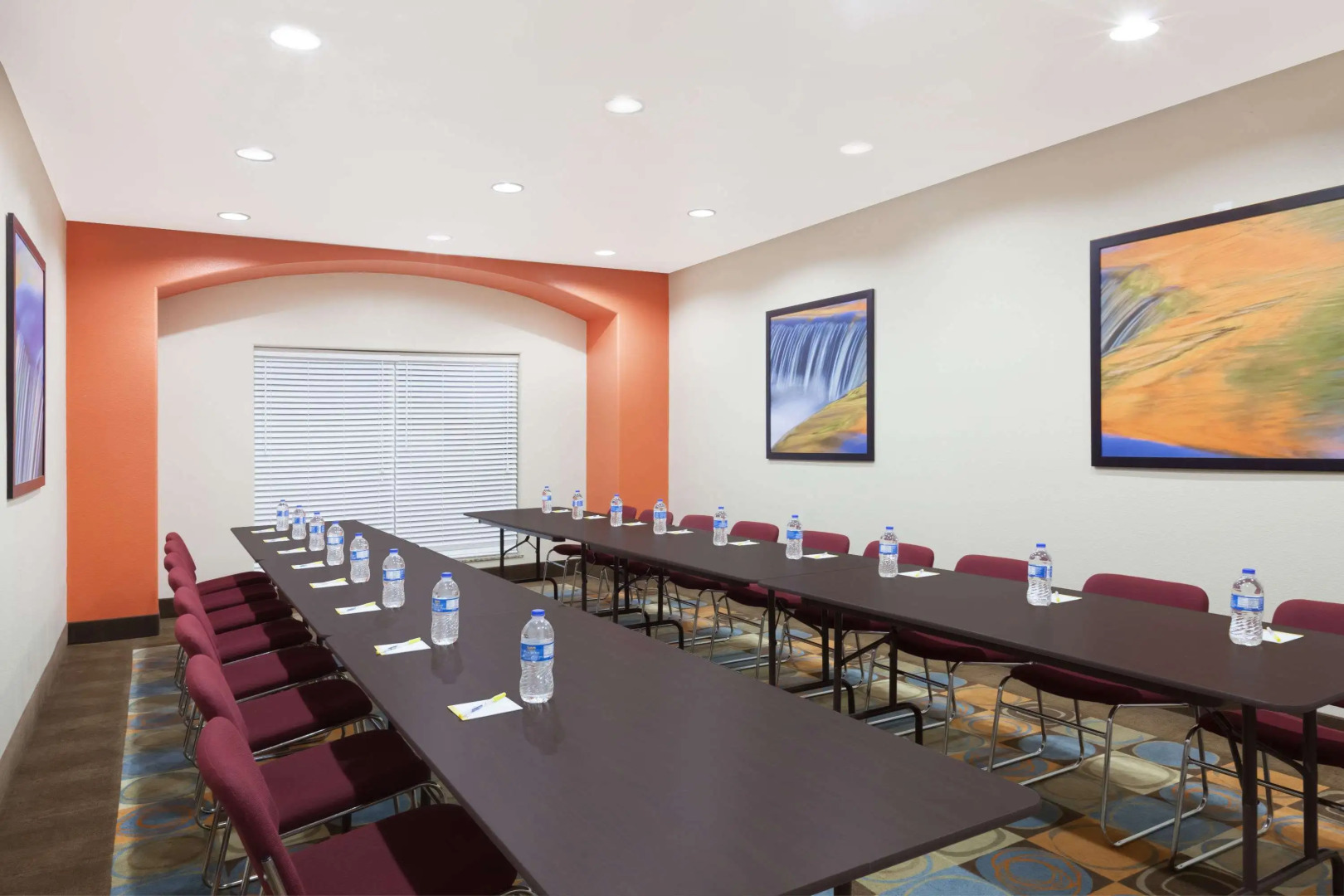 Days Inn & Suites by Wyndham Marquez