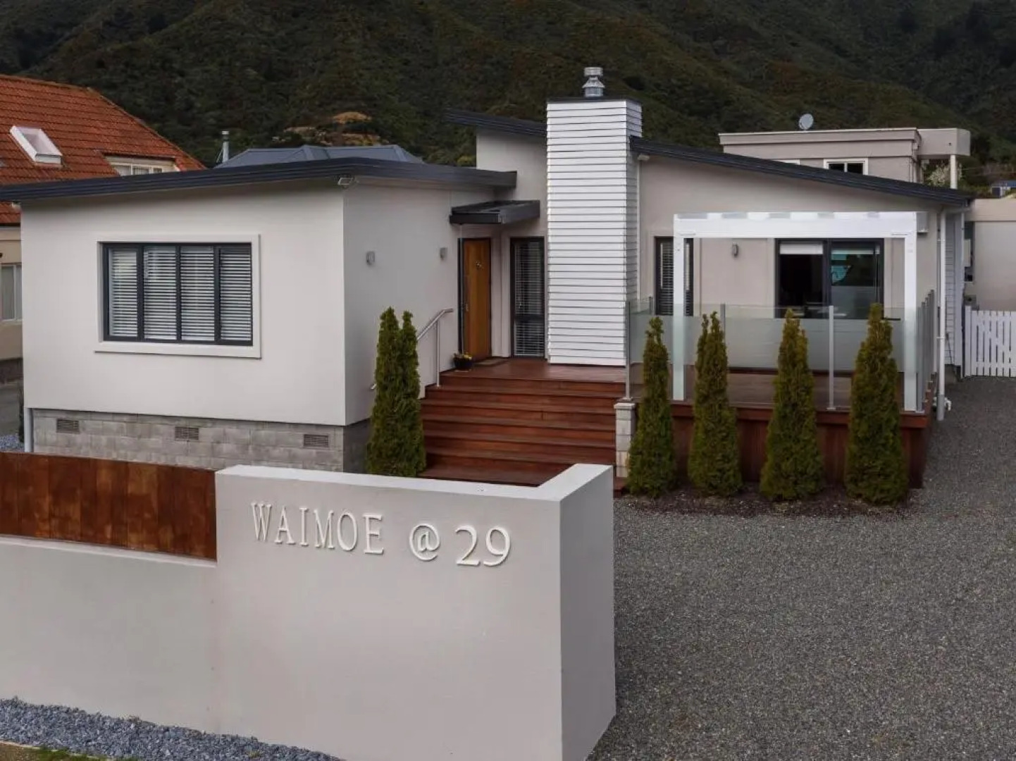 Poolside Retreat - Picton Holiday House Waikawa