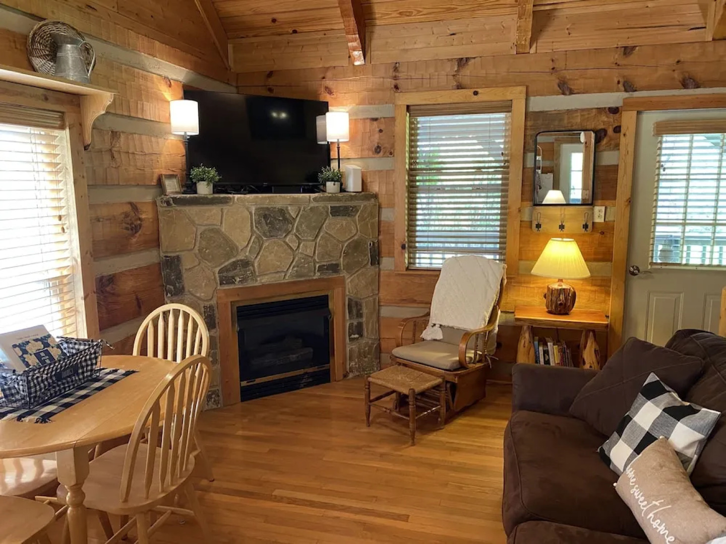 Sweet - 2 Bedrooms, 2 Baths, Sleeps 6 Cabin by RedAwning