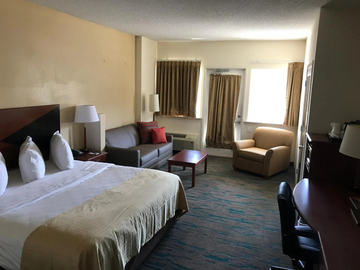 Gateway Hotel & Suites, an Ascend Collection Hotel