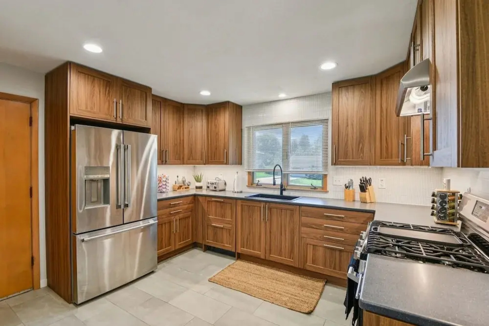 Iowa City 4br Backyard Walk To Stadium 4 Bedroom Home