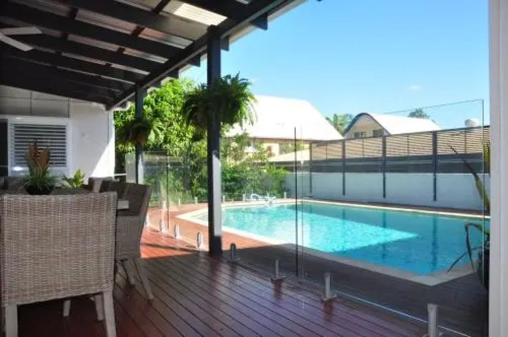 10 Double Island Drive Modern Family Home Centrally Located Swimming Pool & Outdoor Area