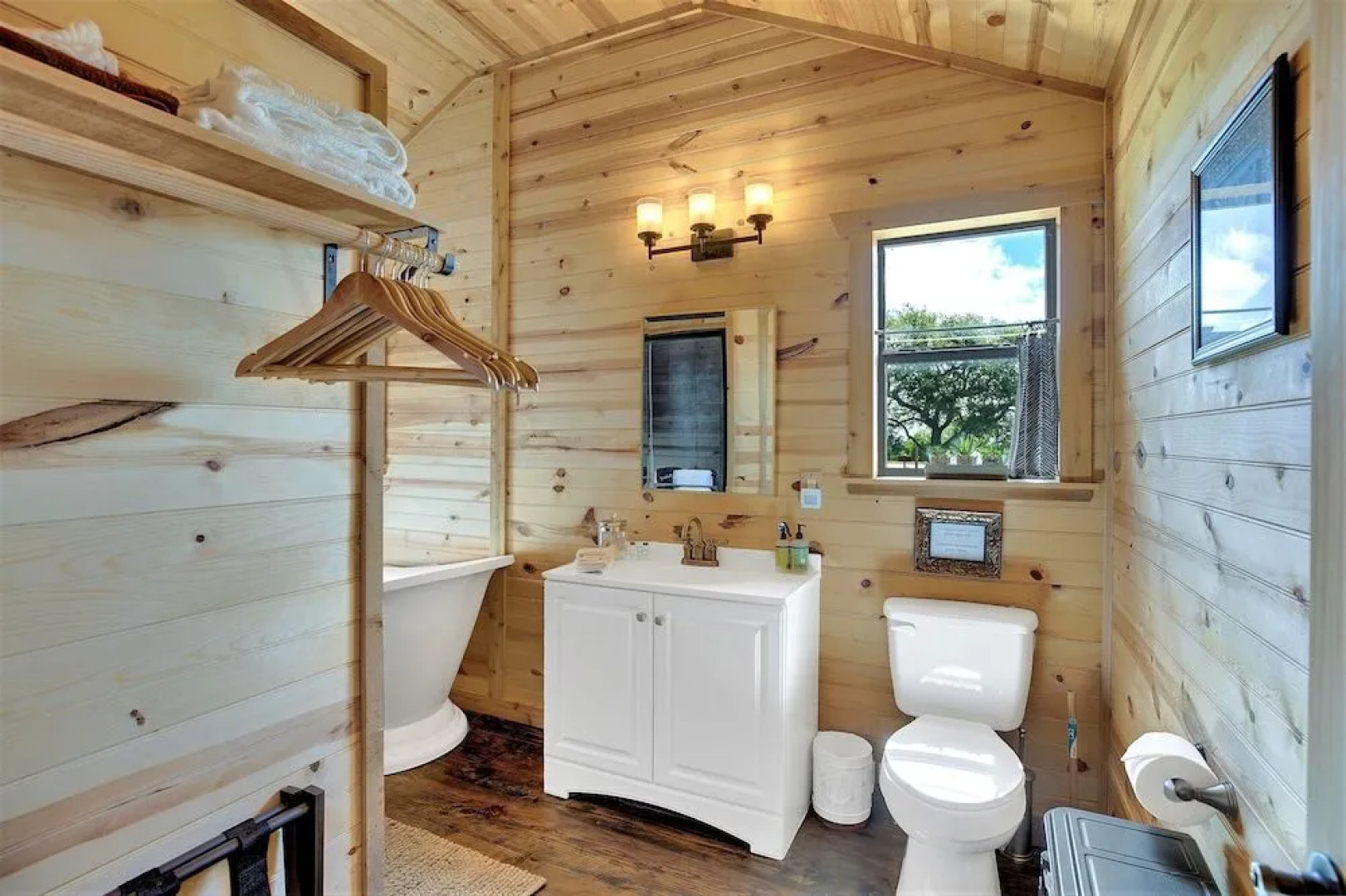 Luxurious and Intimate Cottage in FredWine Country