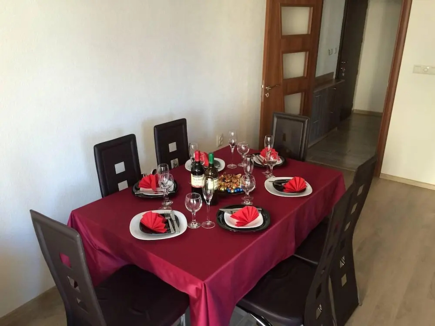 2-bed - Sleeps 4 - w Parking