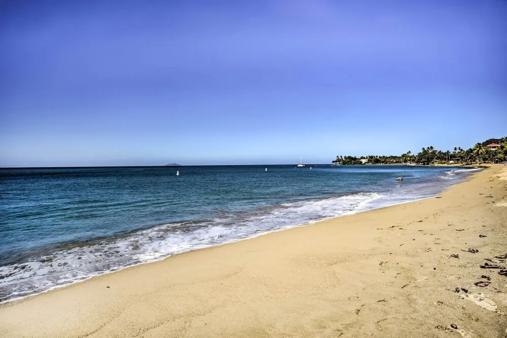 Breezy Condo w/ Ocean View Balcony: Walk to Beach!