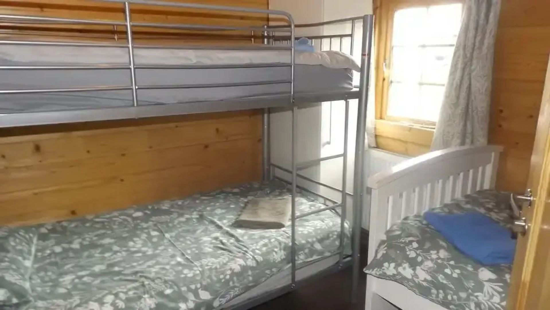 Spacious 3 Bedroom Cabin at Avonvale Holiday Lodge