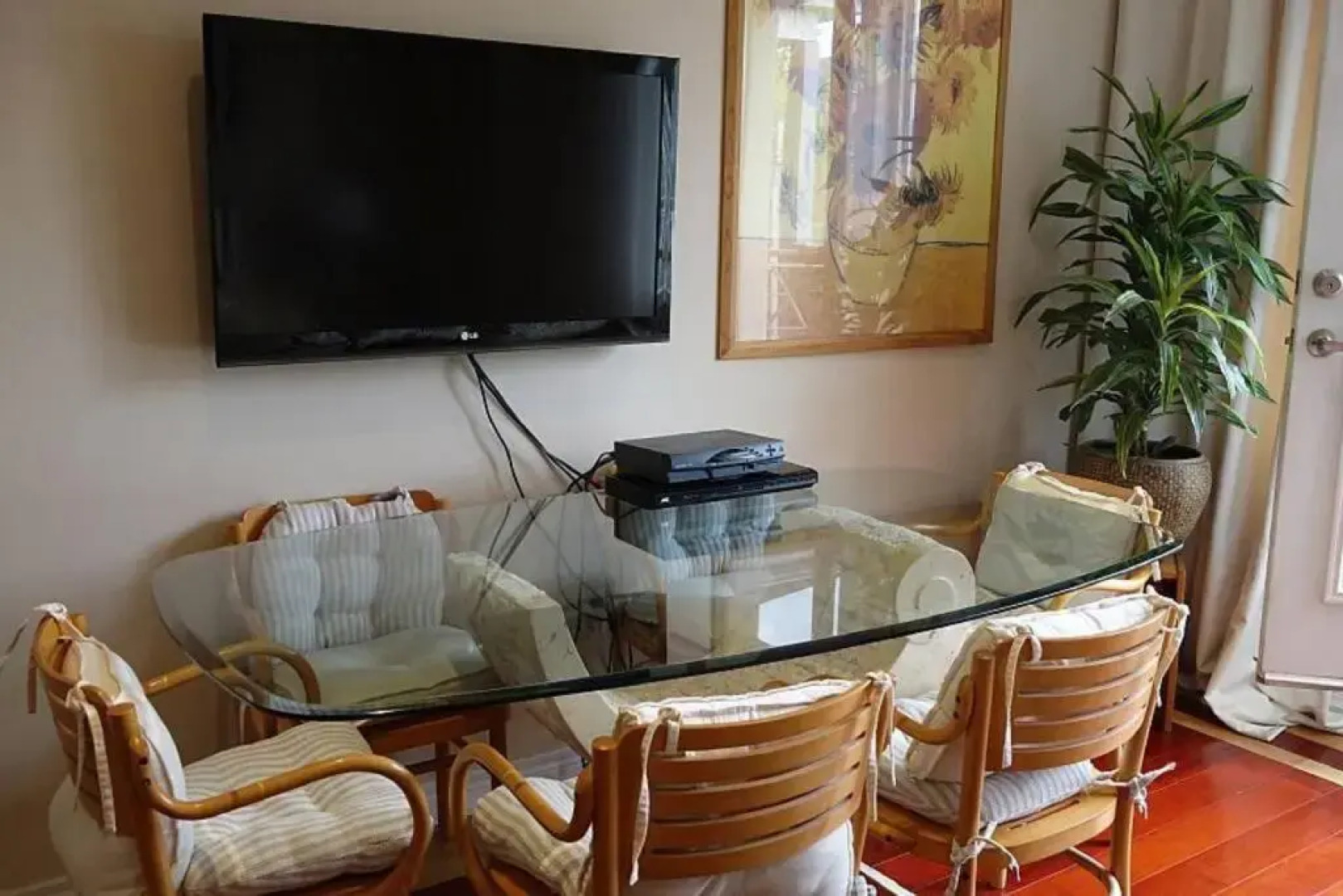 Bright Studio w Full Kitchen and Detached Bathroom