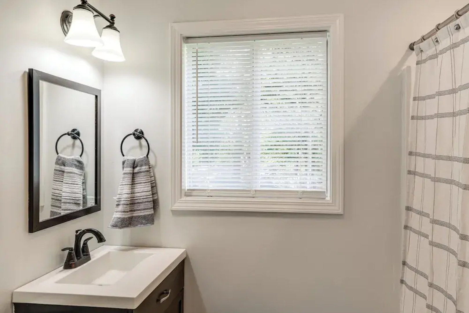 < 1 Mi to Ole Miss! Serene Home w/ Large Yard