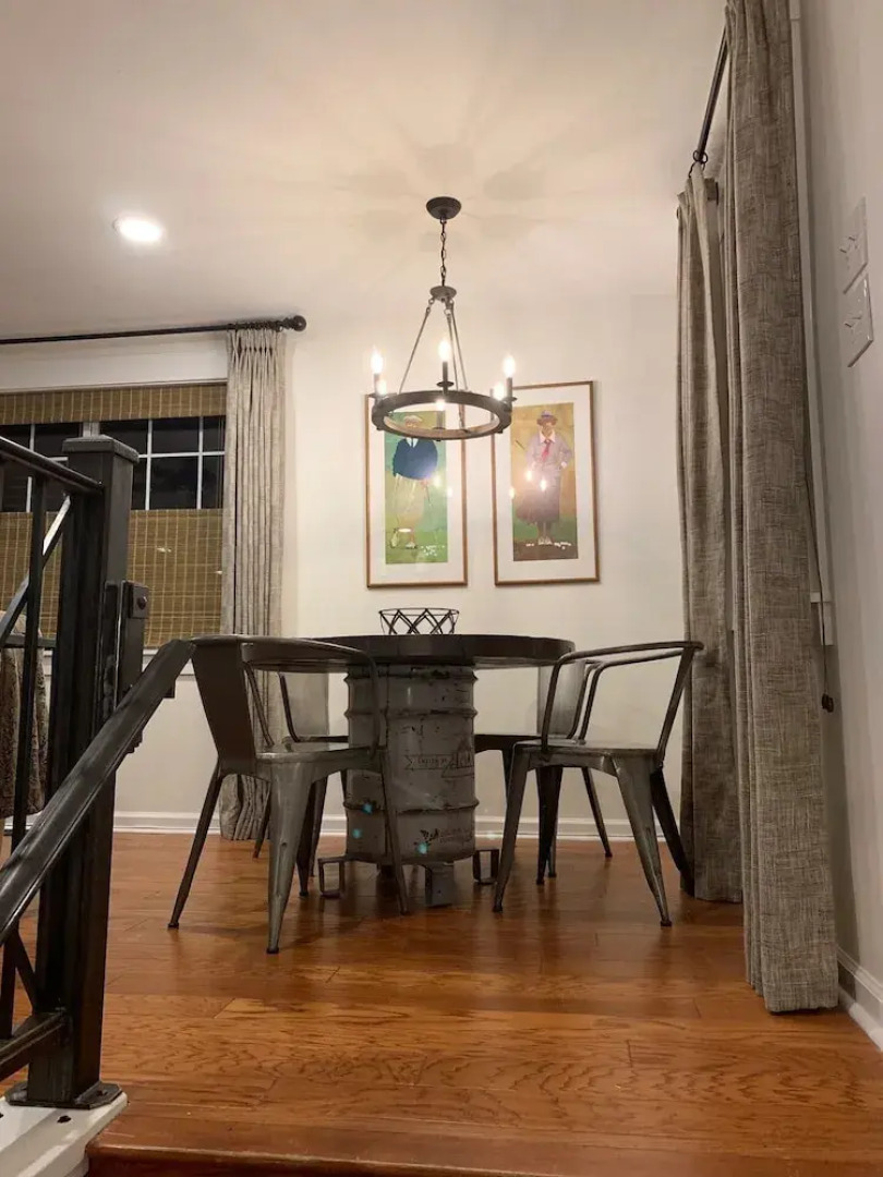 Five-star Historic Boyd Harvey Carriage House 2 Bedroom Home by RedAwning