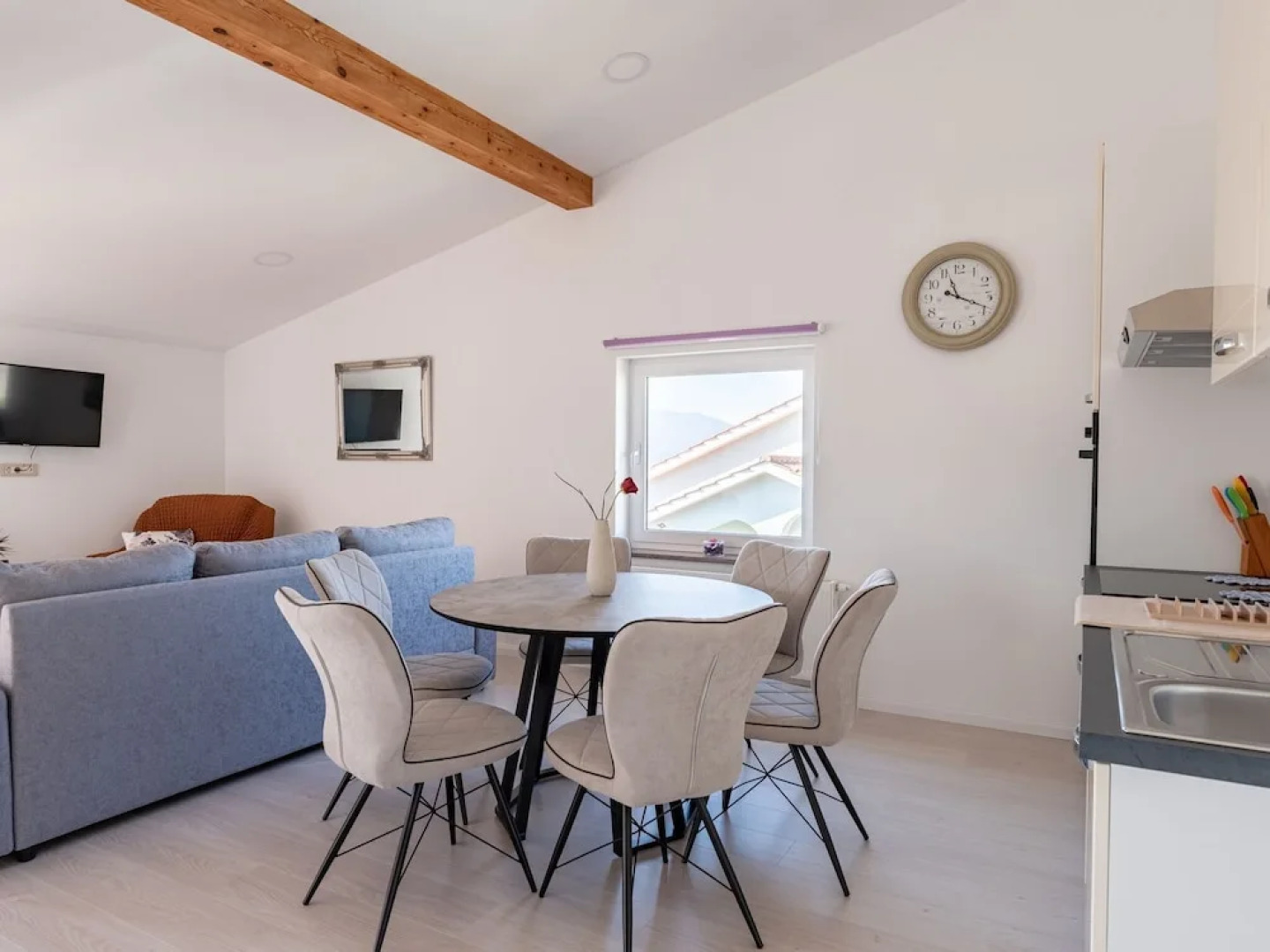 Plush Apartment in Rijeka with Hot Tub near Sea