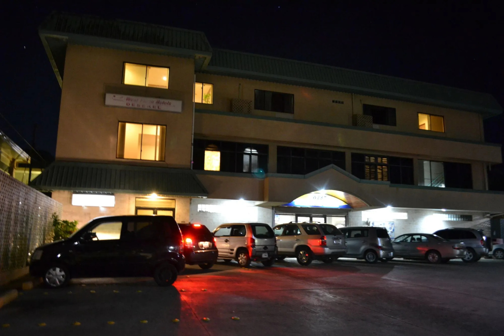 West Plaza Hotel Desekel