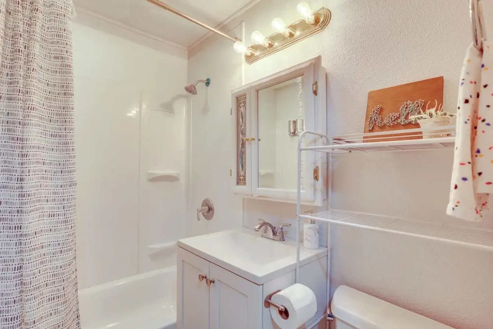 7 Mi to Dtwn: Pet-friendly Abode in Seattle!