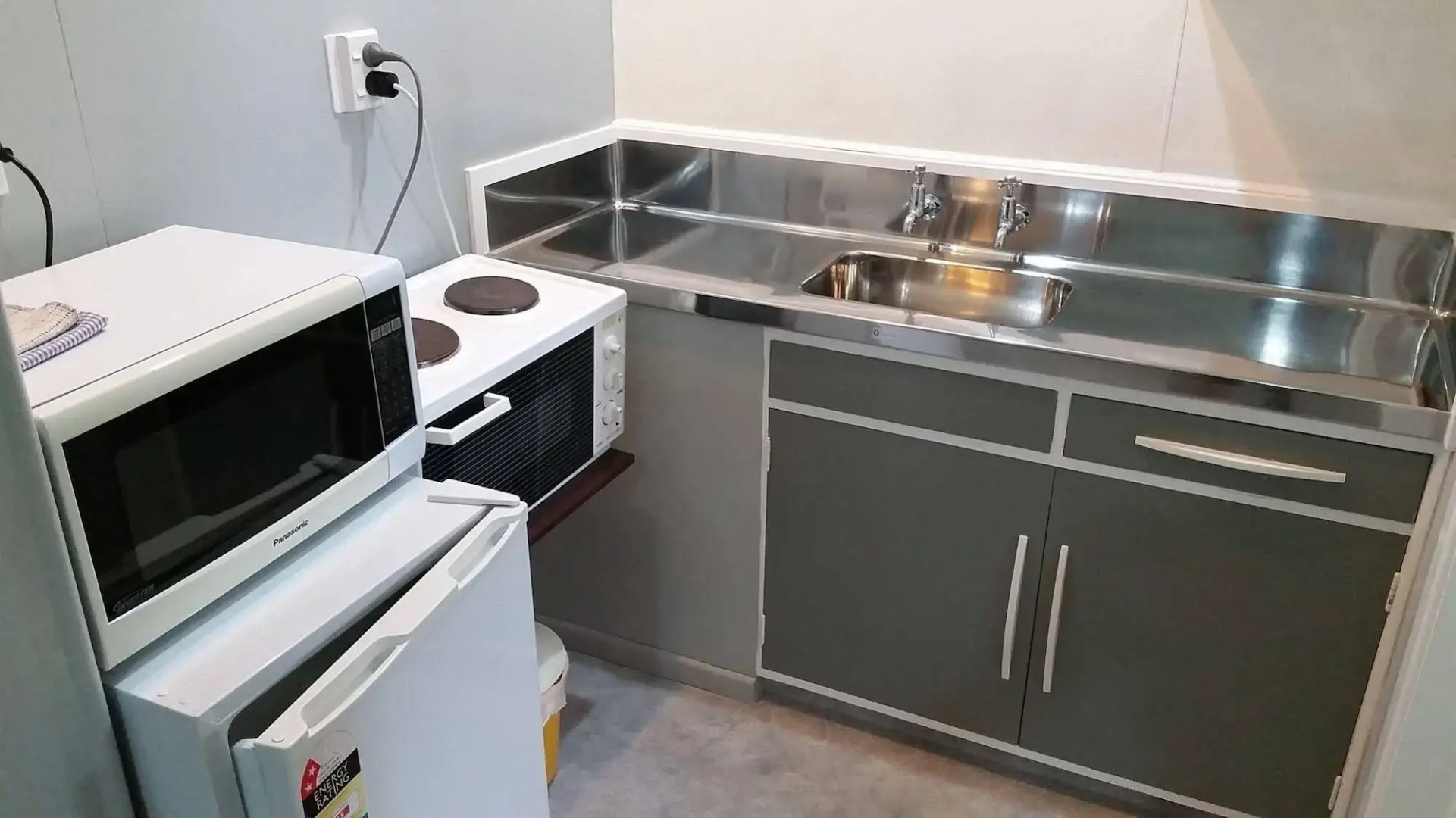 Mahoe Motel Bar n Grill