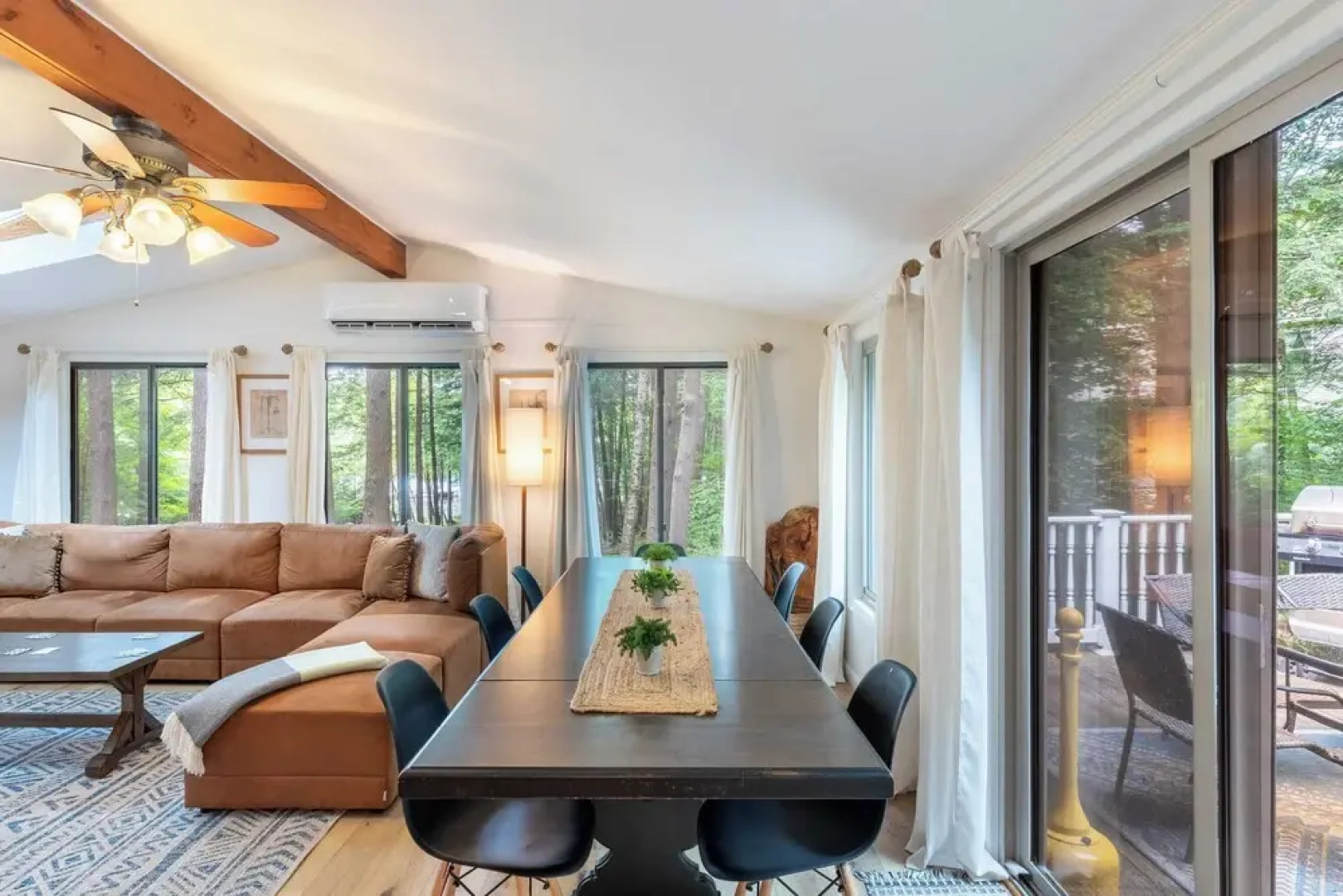 Lakeshore Oasis by Avantstay Private Beach, Views, Hot Tub, Volleyball