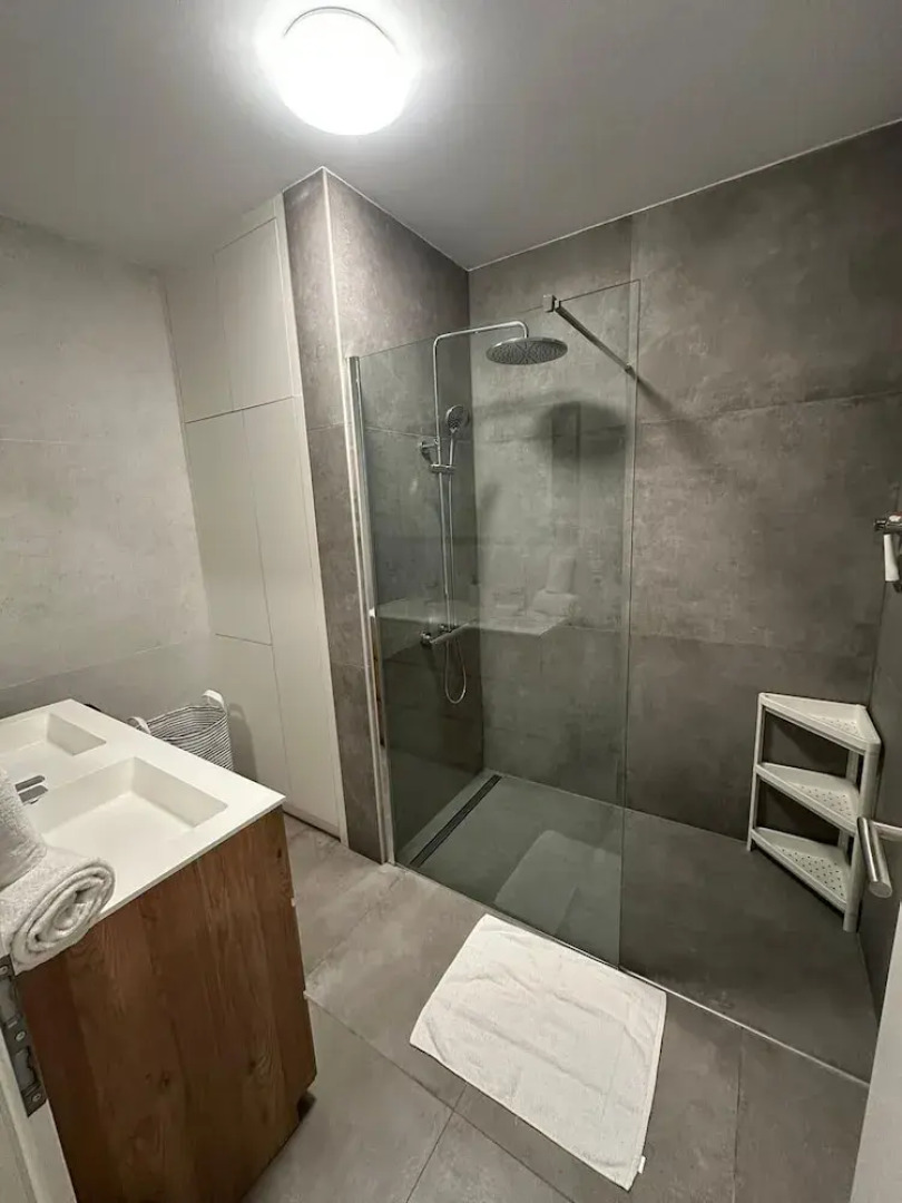 Bright 2 bedrooms flat w parking&balcont