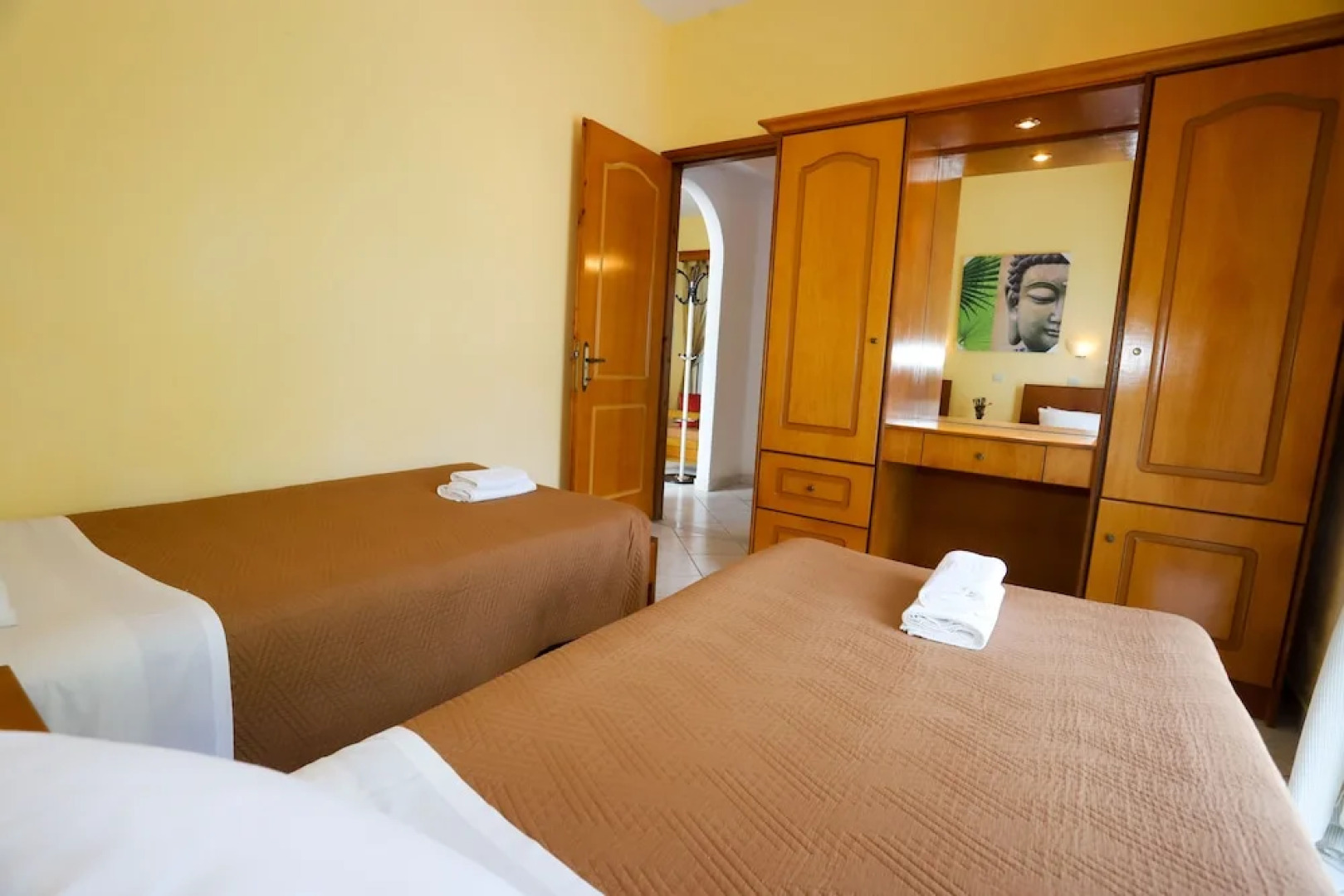 Agios Georgios - 2 Beds - Sleeps 5 - Free Parking