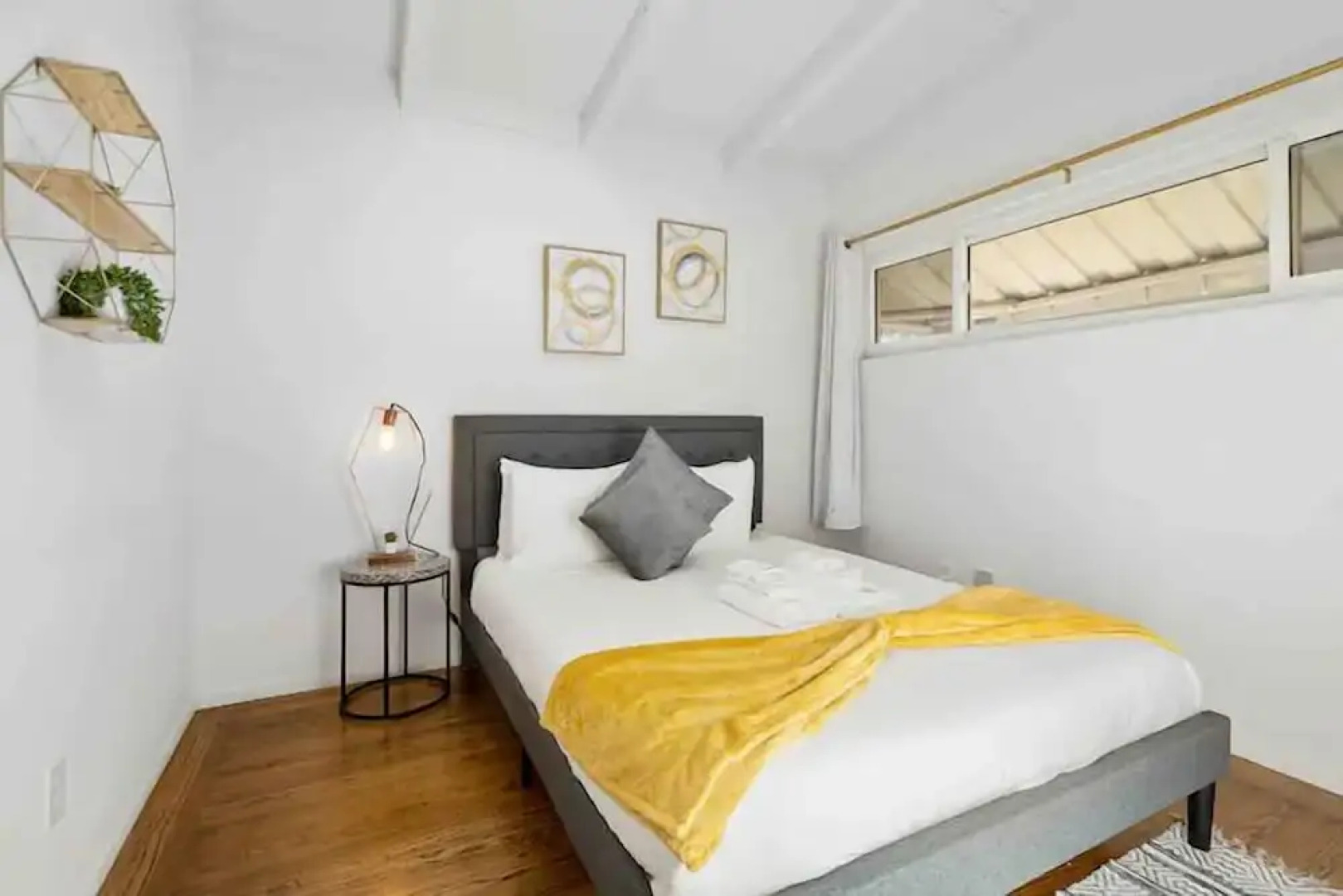 Mid Century Garden View Home Parking