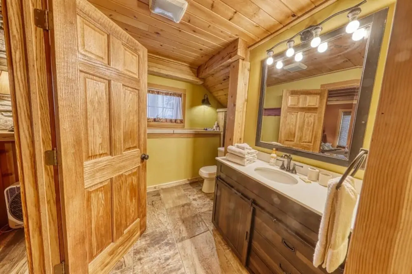 Smokey Valley Lodge 2 Bedroom Home by Redawning