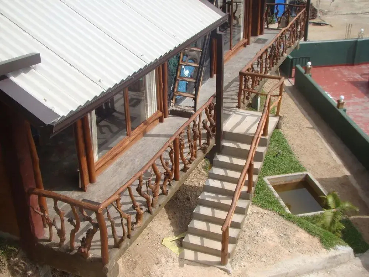 Yoho Okan Rock Wooden Cabana