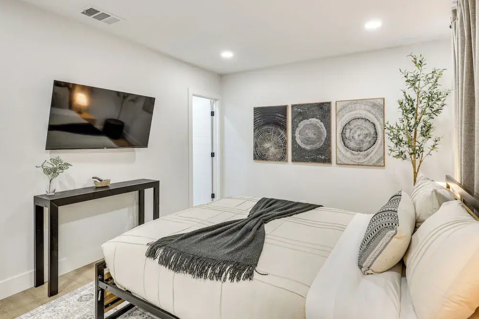 Walk to City Center: Modern Coral Springs Getaway