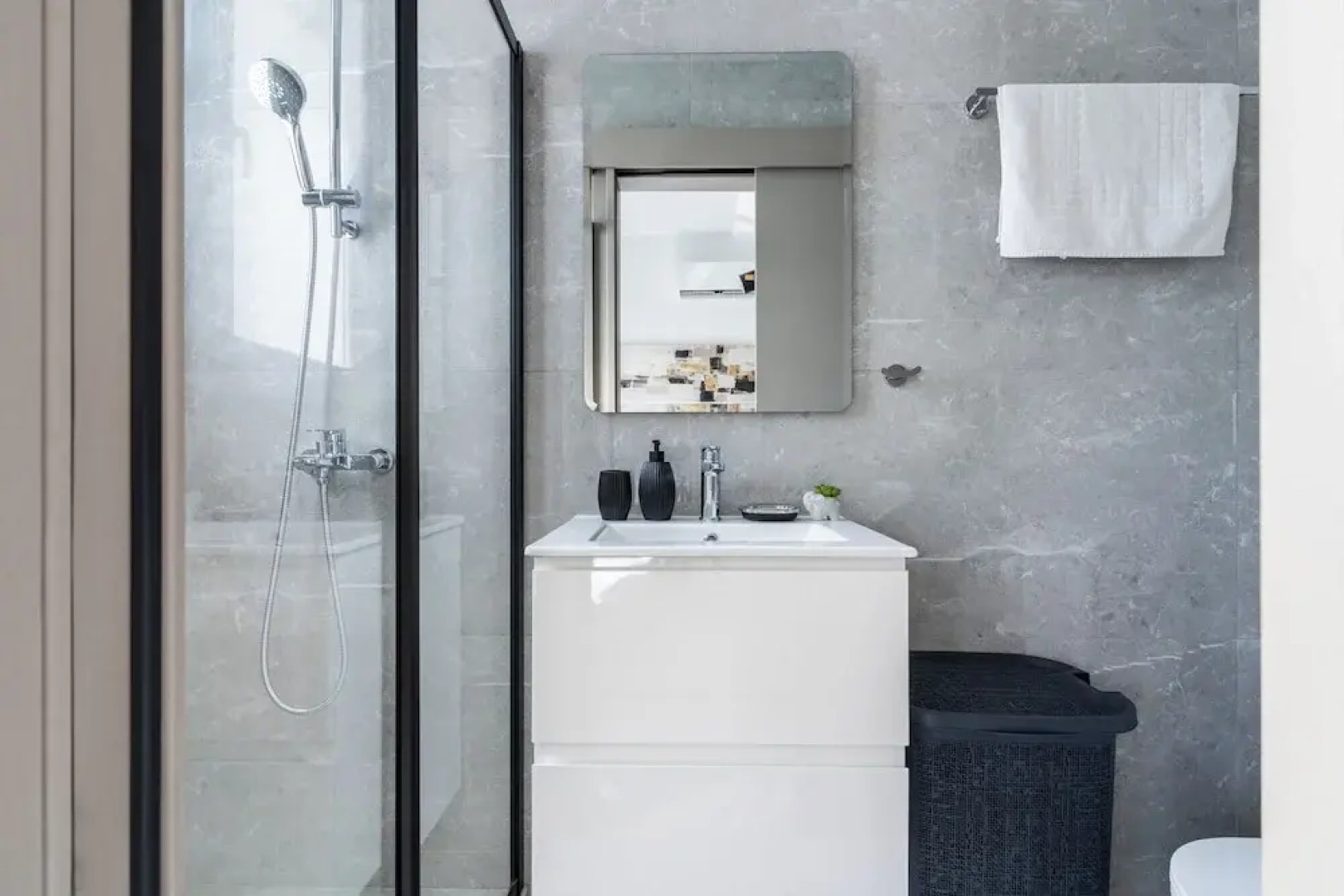 Doria 2-Bedroom Apartment & Balcony in Larnaca