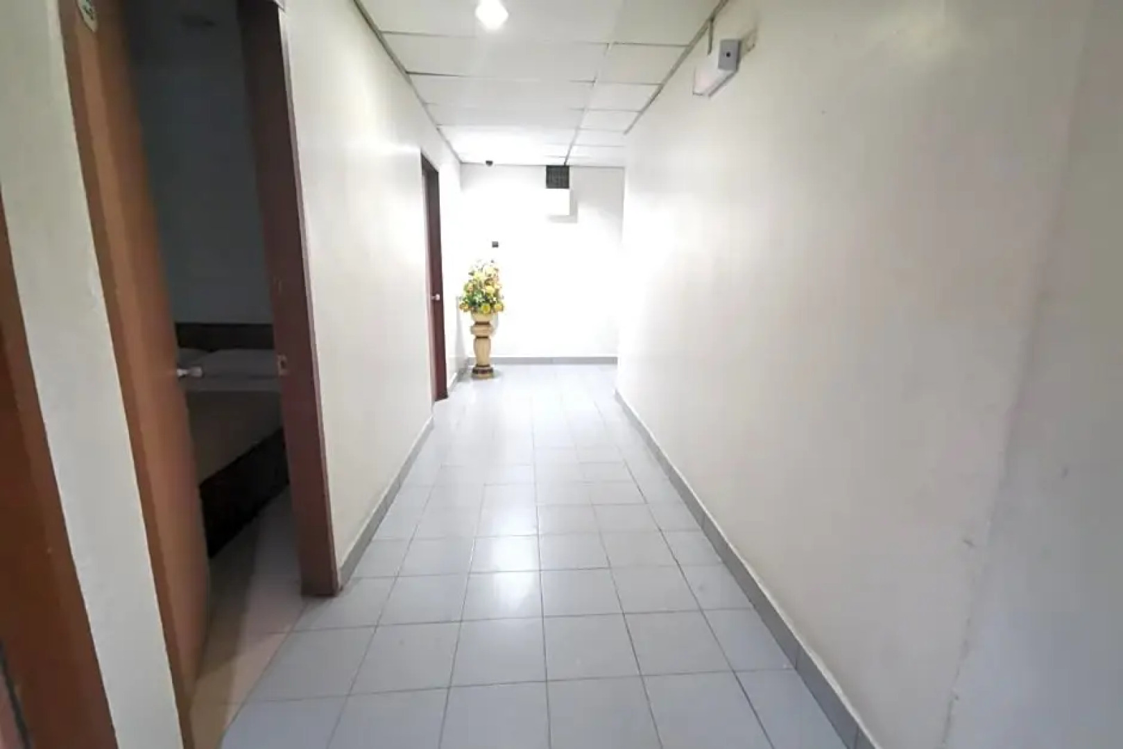 OYO 89817 Hotel Sura