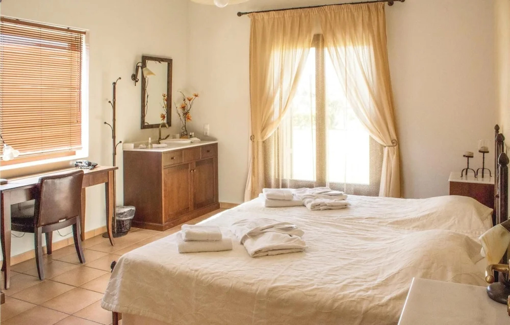 Stunning Home in Houdetsi,heraklio With 6 Bedrooms, Internet and Outdoor Swimming Pool