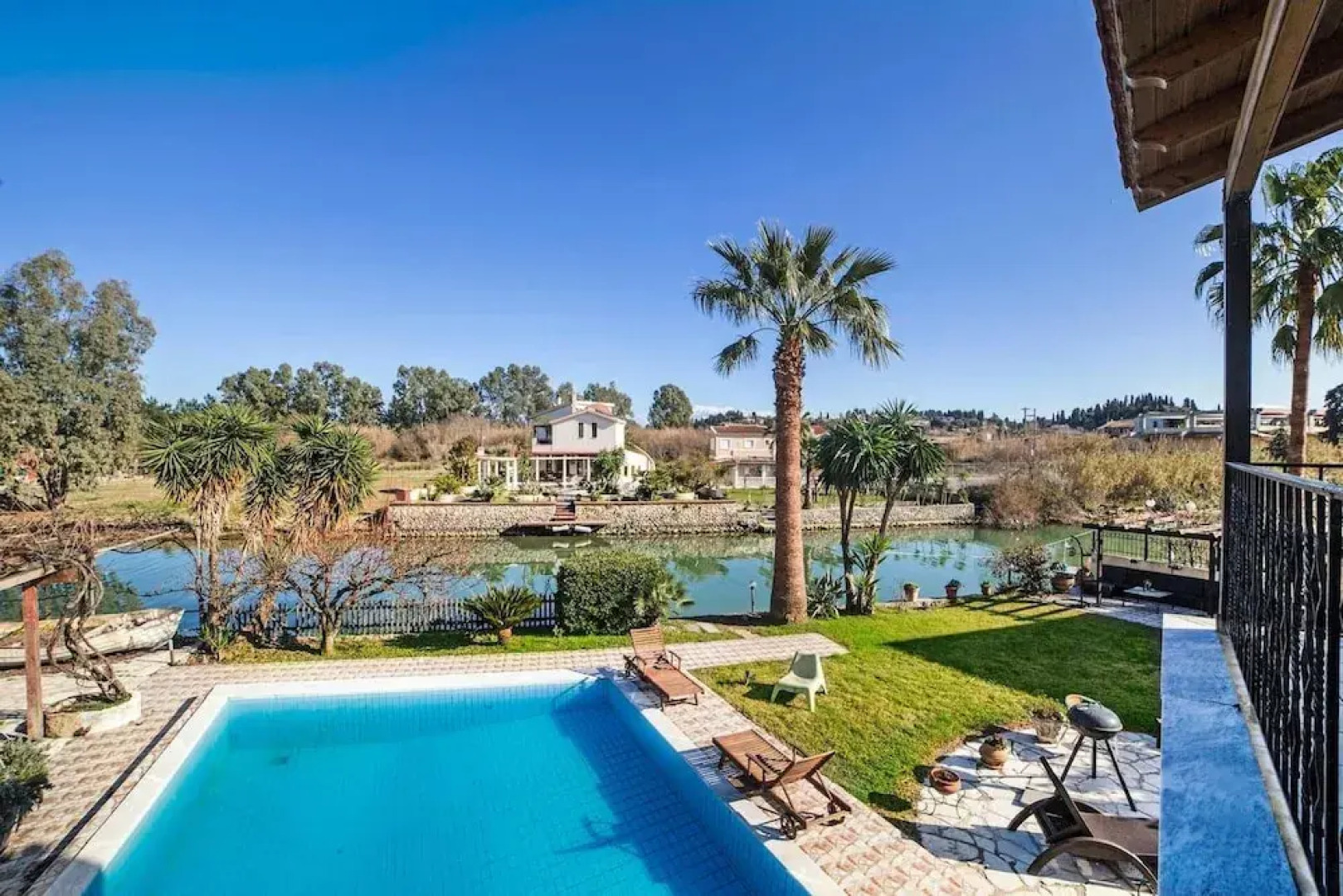 Riverside Villa 8 Persons With Access to the sea