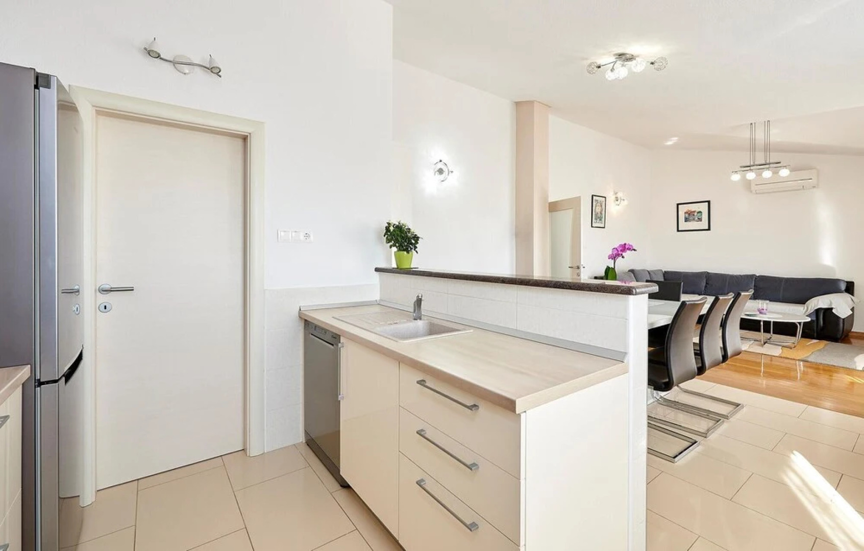 Beautiful Home in Pano With Wifi and 5 Bedrooms