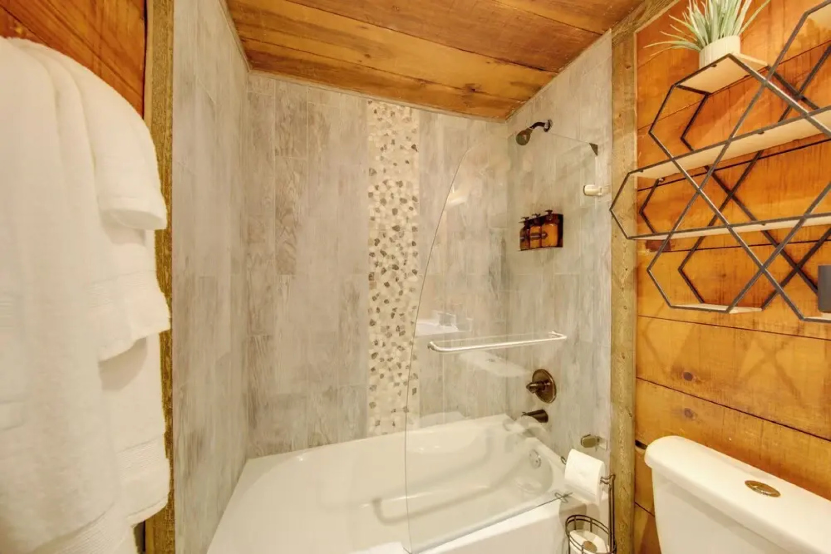 Charming Blue Ridge Mountain Cabin w/ Hot Tub