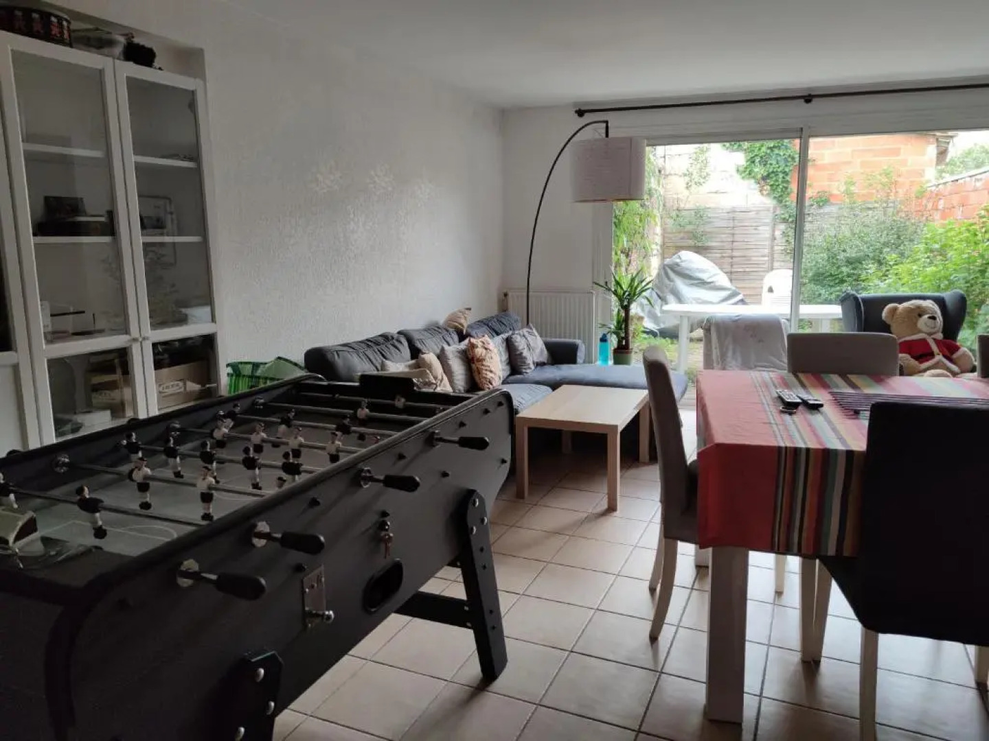Agréable maison de ville climatisée avec billard, babyfoot, PS4, terrasse privée