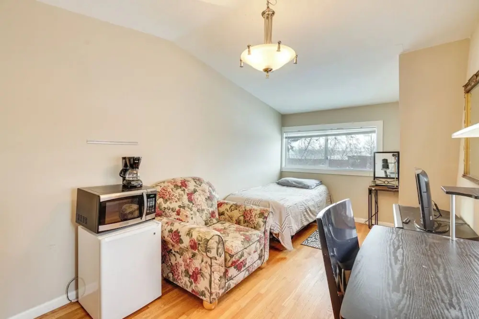 8 Mi to Downtown: Convenient Minneapolis Home