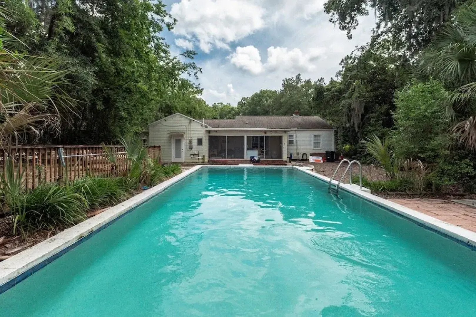 Gainesville 1 Bedroom Apts with Pool, Walk to UF Campus by RedAwning