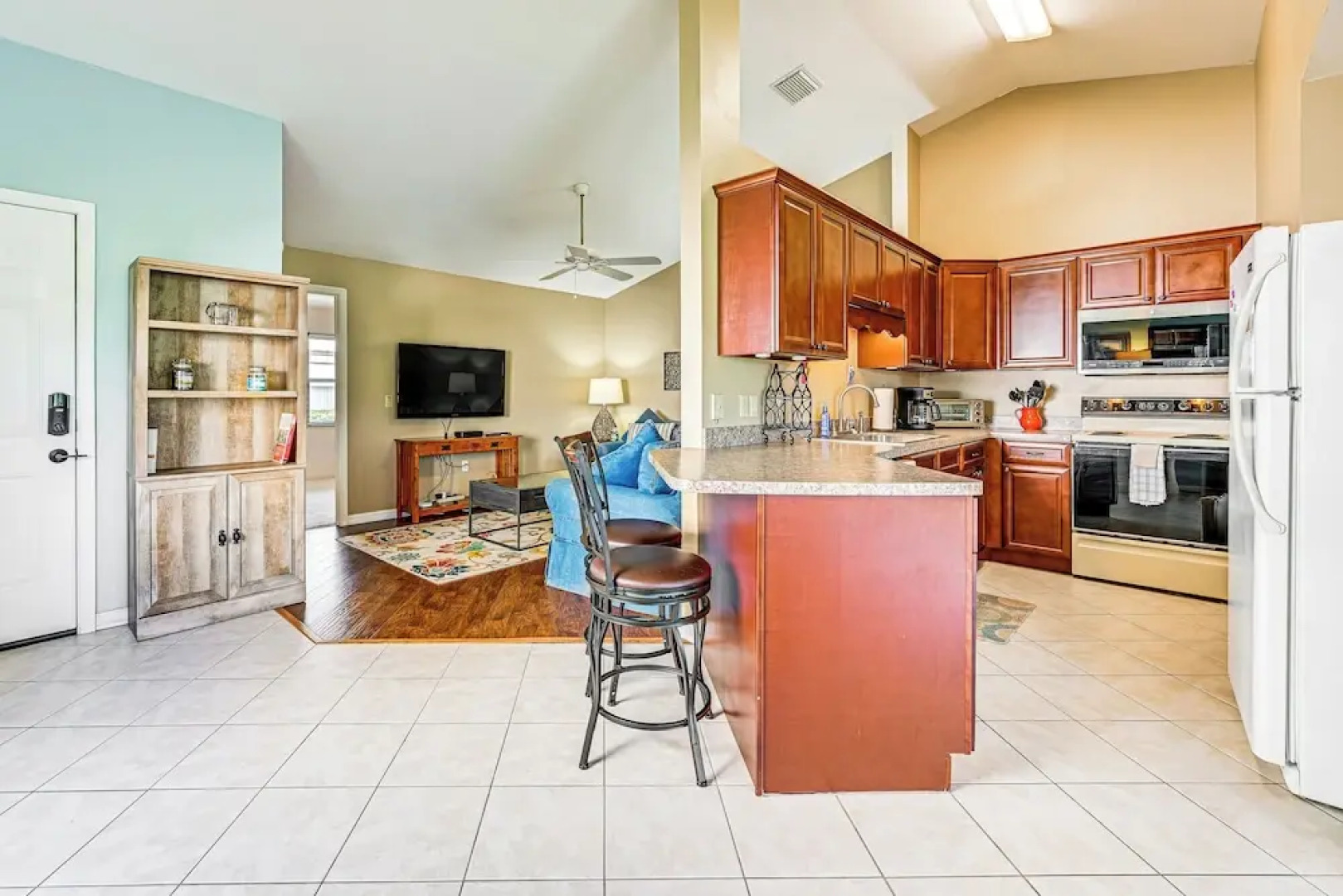 Sunny Canal-view Villa w/ Lanai in Sebring!