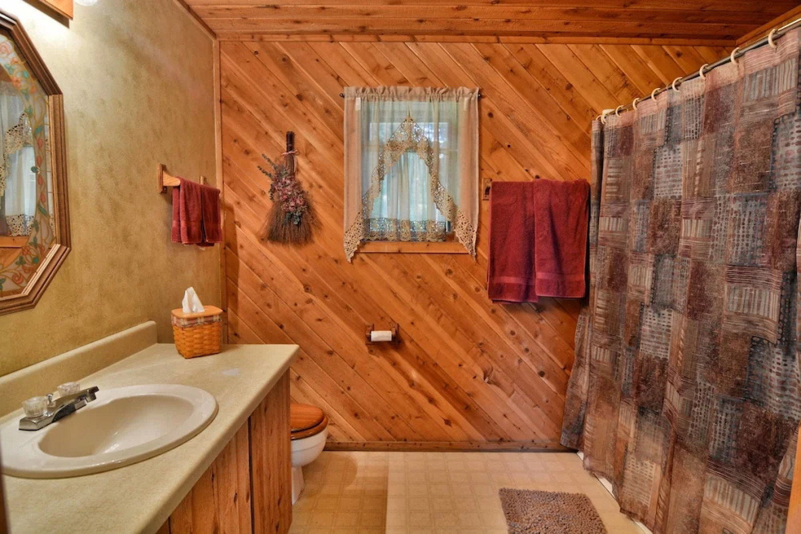 Best Cozy Abode for 12 Over Birkie 4 Bedrooms 2 Bathrooms Condo