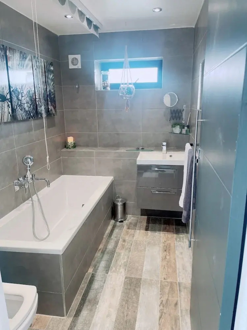 Artsy Retreat - Sleeps 8, Free Parking & Balcony