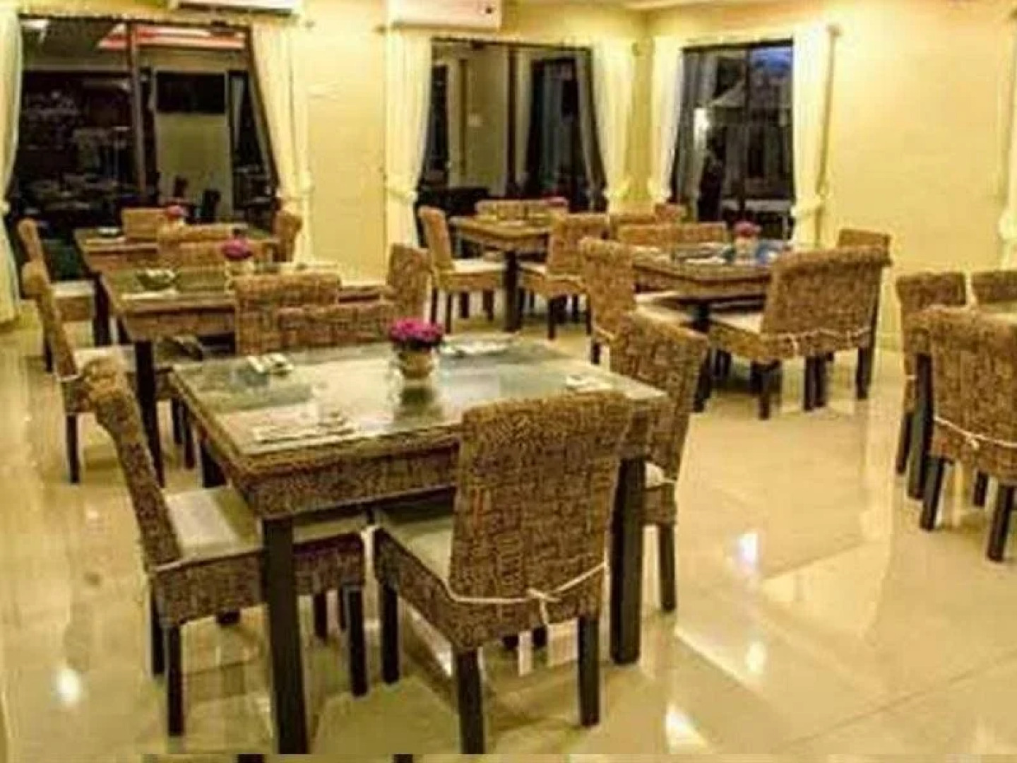 Farmhouse Hotel & Cafe