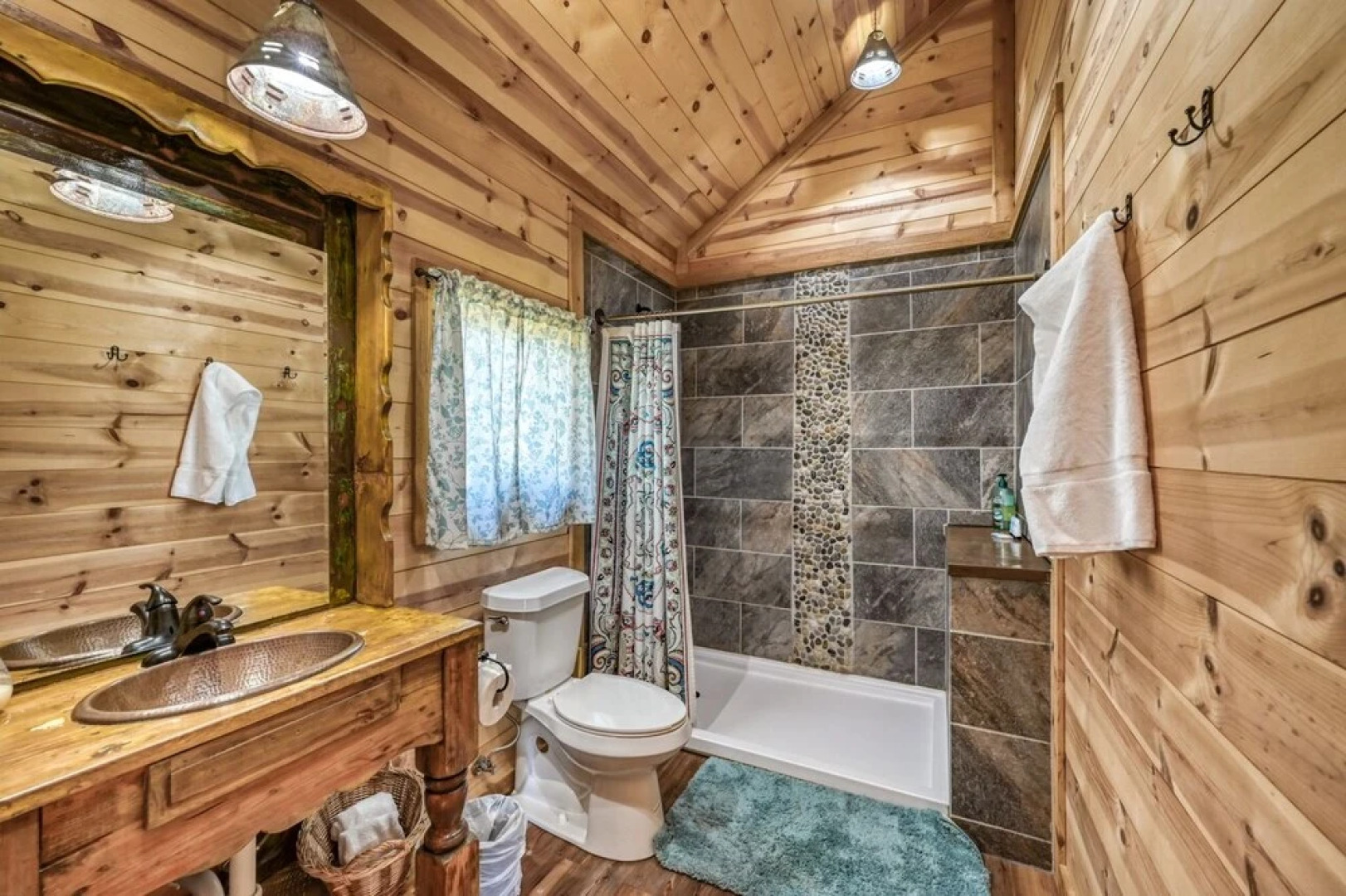 Quaint Cabin in the Heart of 290 Wine Trail