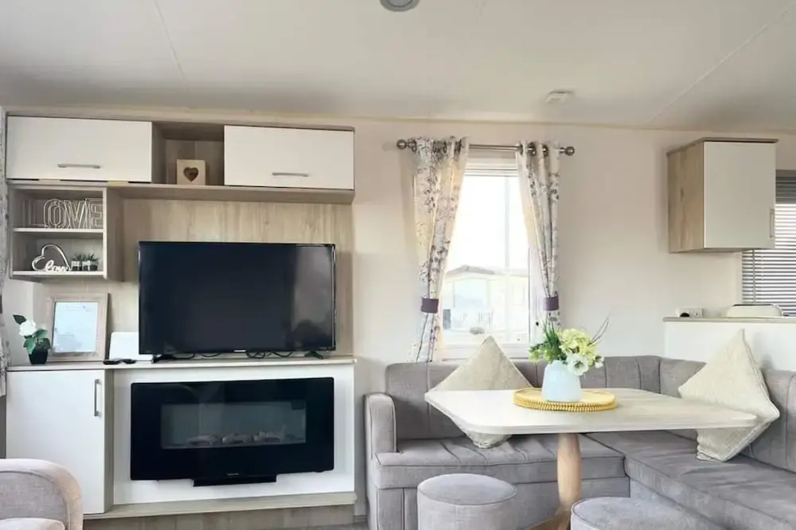 Beautiful 3-bed Hot Tub Lodge at Tattershall Lakes