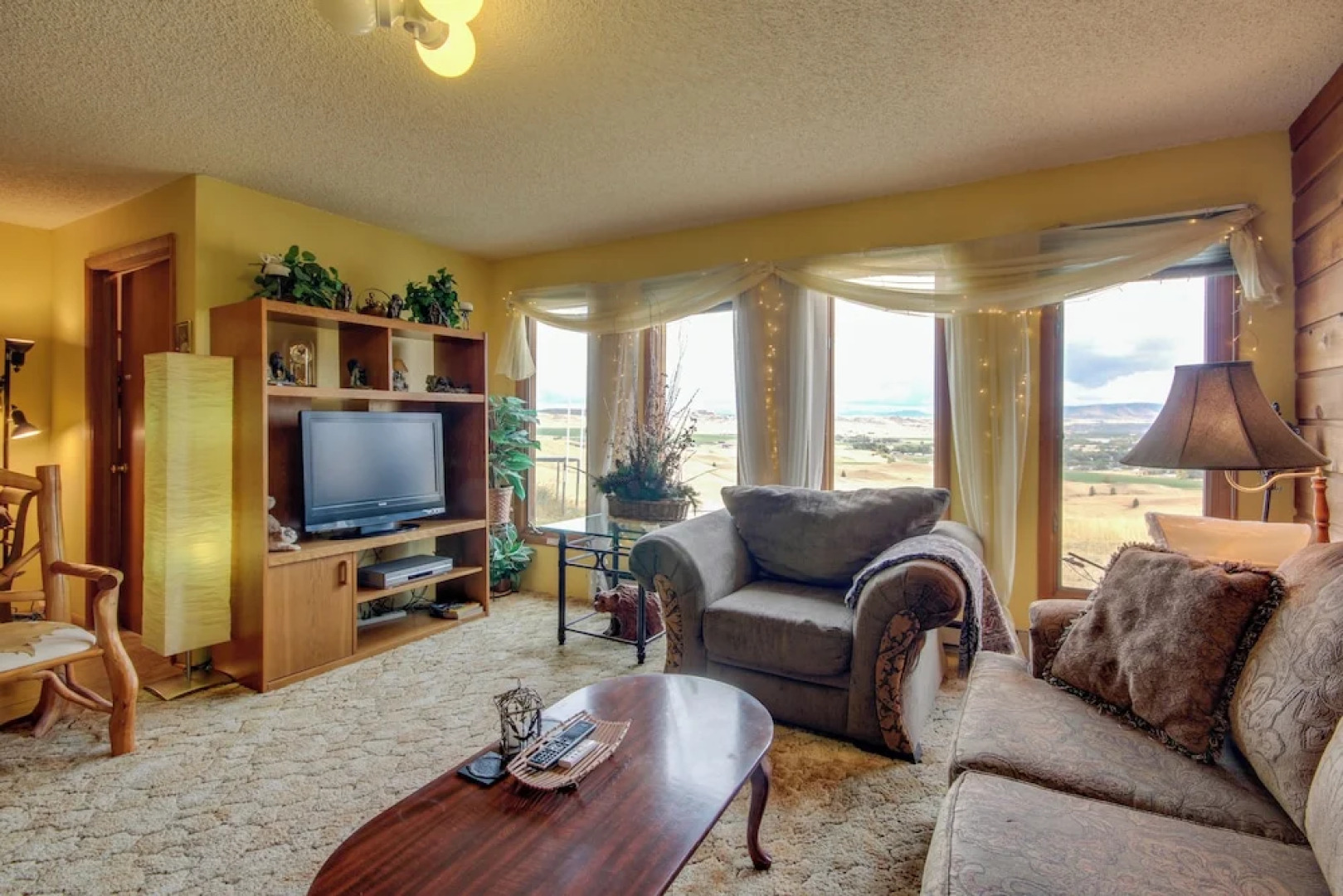 Yellowstone Country Retreat: Stunning Views!